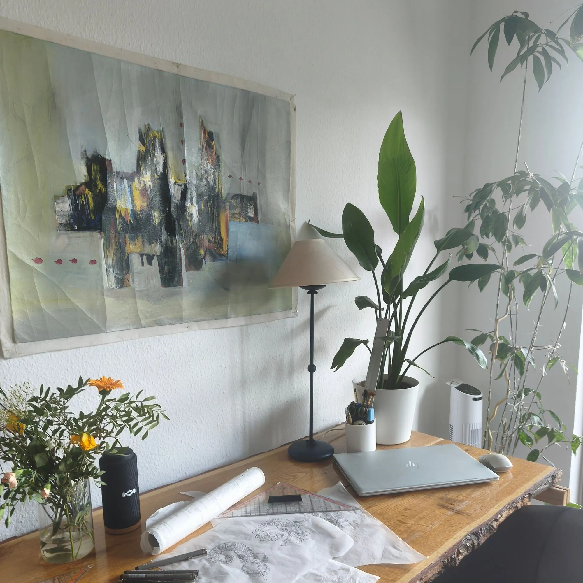Paulines Arbeitsplatz mit Stiften, Papier und angefangenen Zeichnungen