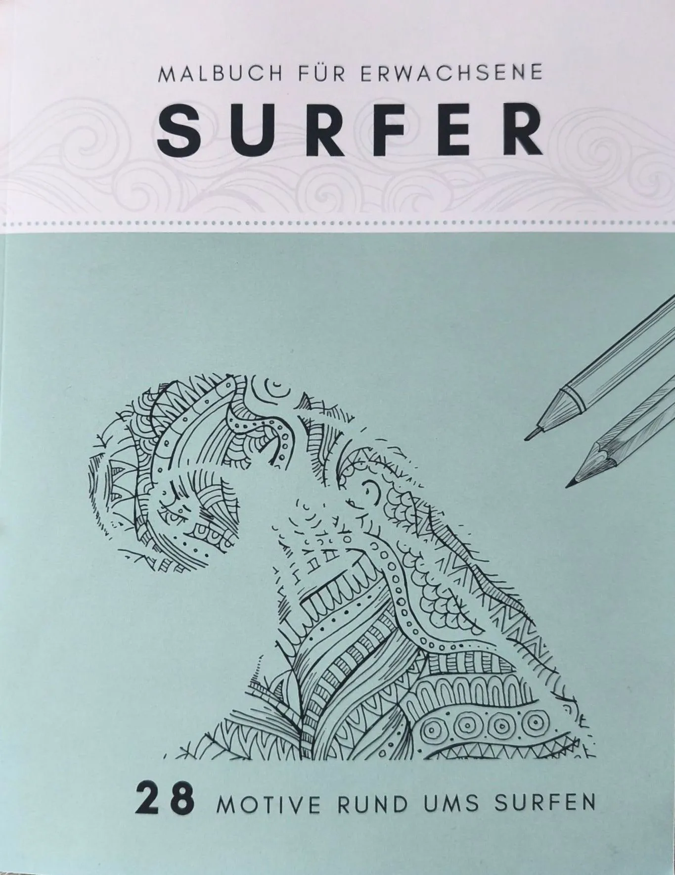 Der Umschlag des Malbuchs. Auf mintgrünem Grund steht „Malbuch für Erwachsene – SURFER“ über einer gezeichneten Welle, darunter „28 Motive rund ums Surfen“.